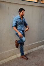 Sidharth Malhotra at Kapoor N Sons promotions at Johar_s office on 3rd March 2016 (84)_56d9a90683a2d.JPG
