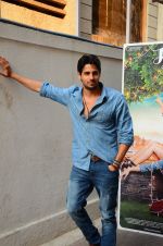 Sidharth Malhotra at Kapoor N Sons promotions at Johar_s office on 3rd March 2016 (85)_56d9a907b64f6.JPG