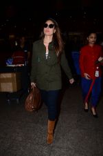 Kareena Kapoor  snapped at international airport on 5th March 2016 (8)_56dc1d84b2a74.JPG