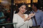 Madhuri Dixit launches png store on 5th March 2016 (57)_56dc1d88b35d0.JPG