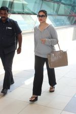 Kajol snapped at airport on 6th March 2016 (21)_56dd2b6804cba.JPG