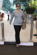 Kajol snapped at airport on 6th March 2016 (23)_56dd2b69d8310.JPG