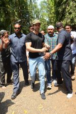 Hrithik Roshan and family snapped at Shiv Ratri celebrations on 7th March 2016 (17)_56deb28dd6b67.JPG