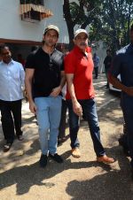 Hrithik Roshan and family snapped at Shiv Ratri celebrations on 7th March 2016 (7)_56deb2820f565.JPG