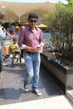 Manoj Bajpai snapped at airport on 7th March 2016 (15)_56deb0fa16966.JPG