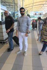 Fawad Khan snapped at airport on 10th March 2016 (27)_56e26c2e249c3.JPG