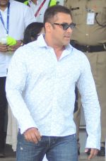 Salman Khan returns from Jodhpur on 10th March 2016 (10)_56e26d6488c2f.JPG