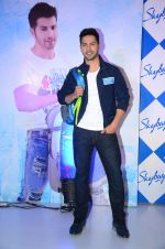 Varun Dhawan at skybags launch on 11th March 2016 (22)_56e2ae28168d9.JPG
