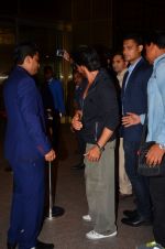 Shahrukh Khan leave for TOIFA on 16th March 2016 (35)_56ea542de2573.JPG