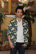 Tusshar Kapoor celebrates holi for tv channels on 15th March 2016 (10)_56ea4832bf621.JPG