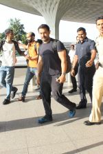 Aamir Khan snapped at airport on 17th March 2016 (100)_56ebe9b929fc0.JPG