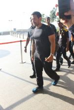 Aamir Khan snapped at airport on 17th March 2016 (102)_56ebe9bb36848.JPG