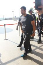 Aamir Khan snapped at airport on 17th March 2016 (103)_56ebe9bc07ee2.JPG