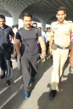 Aamir Khan snapped at airport on 17th March 2016 (97)_56ebe9b37532d.JPG