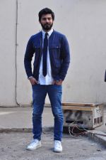 Fawad Khan at kapoor n sons photo shoot on 17th March 2016 (57)_56ebe7f9531f7.JPG