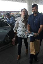Kareena Kapoor snapped at airport on 17th March 2016 (42)_56ebe9e364bf0.JPG