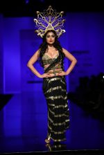 Shriya Saran walk the ramp for Annaika Show at AIFW Day 2 on 17th March 2016 (8)_56eb99062cff3.jpg