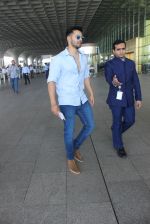 Varun Dhawan snapped at airport on 17th March 2016 (66)_56ebeb2456e6c.JPG