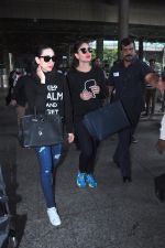 Karisma Kapoor, Kareena Kapoor snapped at airport on 19th March 2016 (33)_56ef9a2c396a0.JPG
