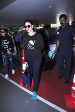 Karisma Kapoor, Kareena Kapoor snapped at airport on 19th March 2016 (35)_56ef9a2de873b.JPG