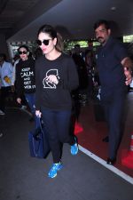 Karisma Kapoor, Kareena Kapoor snapped at airport on 19th March 2016 (36)_56ef99ac88d87.JPG