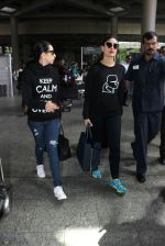 Karisma Kapoor, Kareena Kapoor snapped at airport on 19th March 2016 (41)_56ef9a33ccc9b.JPG