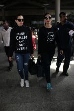 Karisma Kapoor, Kareena Kapoor snapped at airport on 19th March 2016 (45)_56ef9a38b89af.JPG