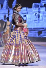 Model walk the ramp for Manish Malhotra_s show at CPAA Fevicol SHOW on 20th March 2016 (251)_56f00474ec3f7.JPG