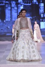 Model walk the ramp for Manish Malhotra_s show at CPAA Fevicol SHOW on 20th March 2016 (422)_56f006ac3eece.JPG