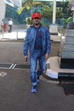 Sonu Nigam snapped at airport on 20th March 2016 (6)_56efc050250dc.JPG