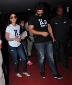 Kareena Kapoor and Arjun Kapoor return from Ahmedabad on 21st March 2016 (13)_56f0f27800685.JPG