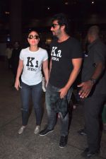 Kareena Kapoor and Arjun Kapoor return from Ahmedabad on 21st March 2016 (7)_56f0f2751b0e3.JPG
