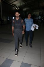 Shahid Kapoor snapped at airport on 21st March 2016 (45)_56f0f109db5ad.JPG
