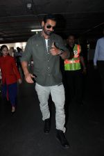 John Abraham snapped at airport on 22nd March 2016 (29)_56f2467ce33f3.JPG