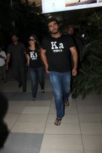 Kareena Kapoor, Arjun Kapoor snapped at airport on 23rd March 2016 (50)_56f390753f481.JPG