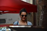 sonakshi Sinha snapped in Mumbai on 25th March 2016 (1)_56f689a6a7ff1.JPG