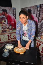 Kareena Kapoor makes roti at the promotion of Ki and Ka on 26th March 2016 (16)_56f7cf0da6b8a.JPG