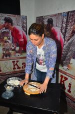 Kareena Kapoor makes roti at the promotion of Ki and Ka on 26th March 2016 (18)_56f7cf10bf41b.JPG