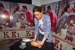 Kareena Kapoor makes roti at the promotion of Ki and Ka on 26th March 2016 (2)_56f7cef3db178.JPG