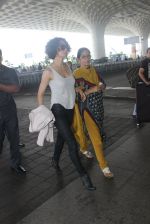 Kangana Ranaut snapped at airport on 27th March 2016 (9)_56f8ffc8597a7.JPG