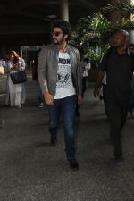 Arjun Kapoor snapped at airport on 29th March 2016 (49)_56fbaeaa93d88.JPG