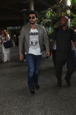 Arjun Kapoor snapped at airport on 29th March 2016 (50)_56fbaeab31ea2.JPG