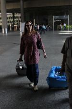 Esha Deol snapped at airport on 29th March 2016 (2)_56fbaeb74a8f0.JPG