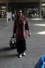 Esha Deol snapped at airport on 29th March 2016 (4)_56fbaebac93ef.JPG