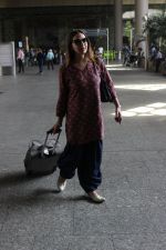 Esha Deol snapped at airport on 29th March 2016 (5)_56fbaebbee0e9.JPG