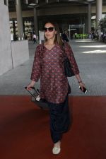 Esha Deol snapped at airport on 29th March 2016 (7)_56fbaebd988f5.JPG