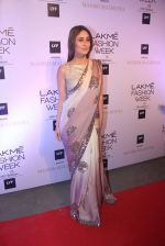 Kareena Kapoor at Manish malhotra lakme red carpet on 29th March 2016 (170)_56fbc05161182.JPG