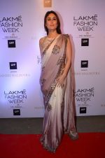 Kareena Kapoor at Manish malhotra lakme red carpet on 29th March 2016 (65)_56fbc0374d2a2.JPG