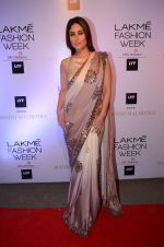 Kareena Kapoor at Manish malhotra lakme red carpet on 29th March 2016 (67)_56fbc03c1514e.JPG
