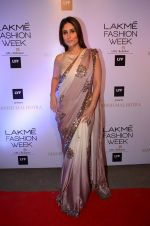 Kareena Kapoor at Manish malhotra lakme red carpet on 29th March 2016 (68)_56fbc03d5c535.JPG